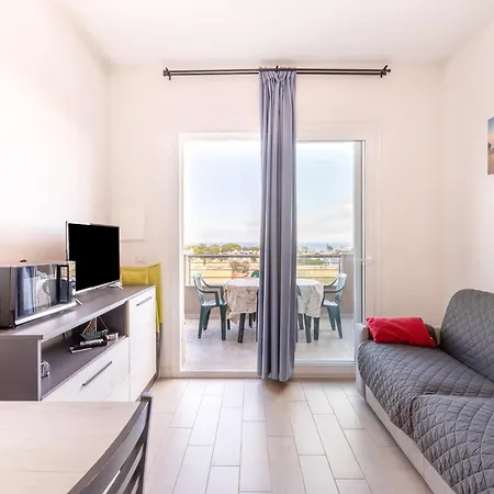 Apartman In With Swimming Pool And Sea View *